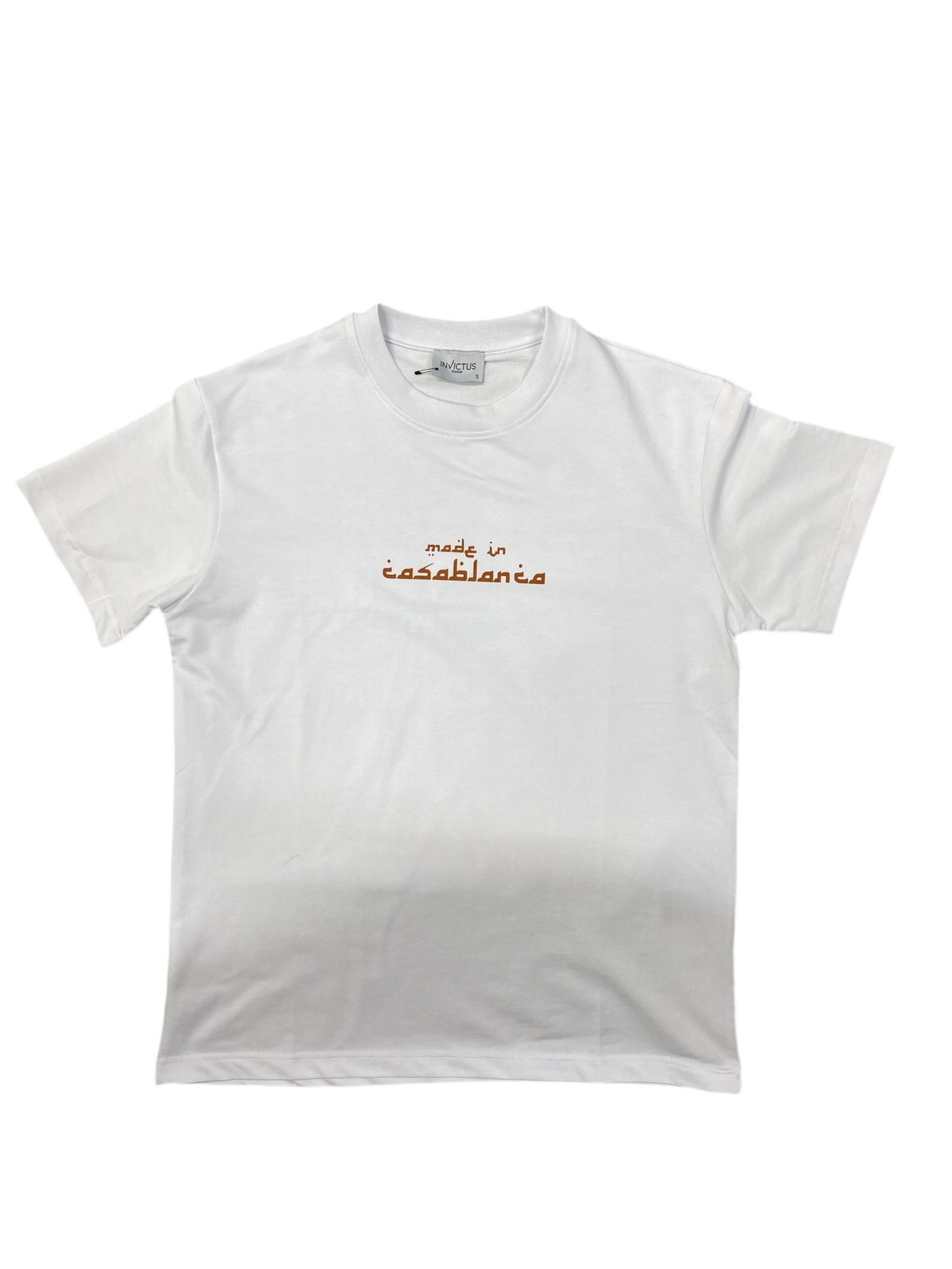 T-shirt blanc Made in Casablanca porté en lifestyle, avec visuel artistique du Maroc au dos, ambiance estivale et urbaine