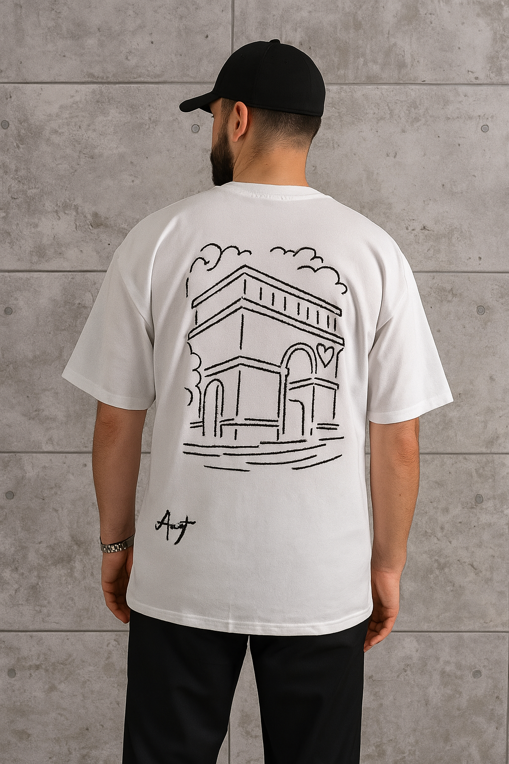 T-shirt blanc brodé noir avec motif raffiné dans le dos, coupe unisexe, style minimaliste et urbain