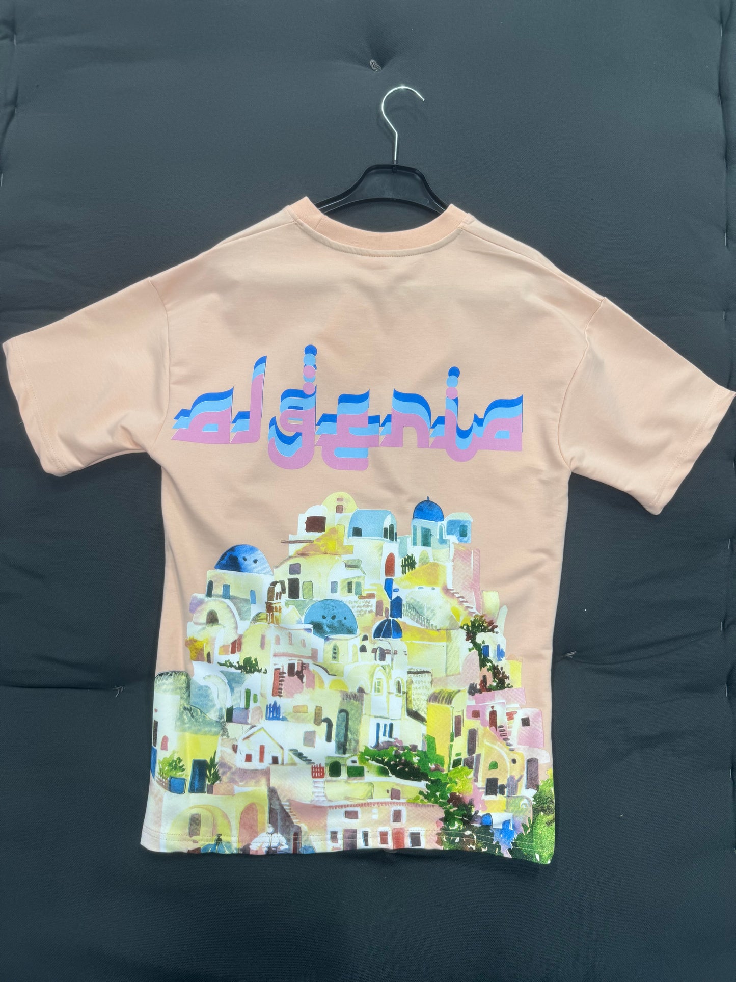 T-shirt “Algeria Skyline” – Illustration Ville Méditerranéenne & Logo Dégradé (Pêche)