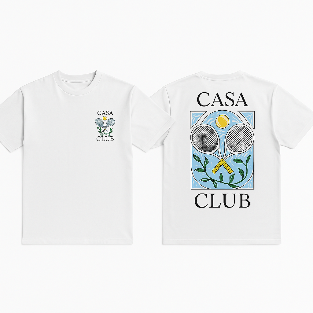 T-shirt Casa Club blanc porté avec illustration de raquettes et feuilles style vintage sport chic à Casablanca