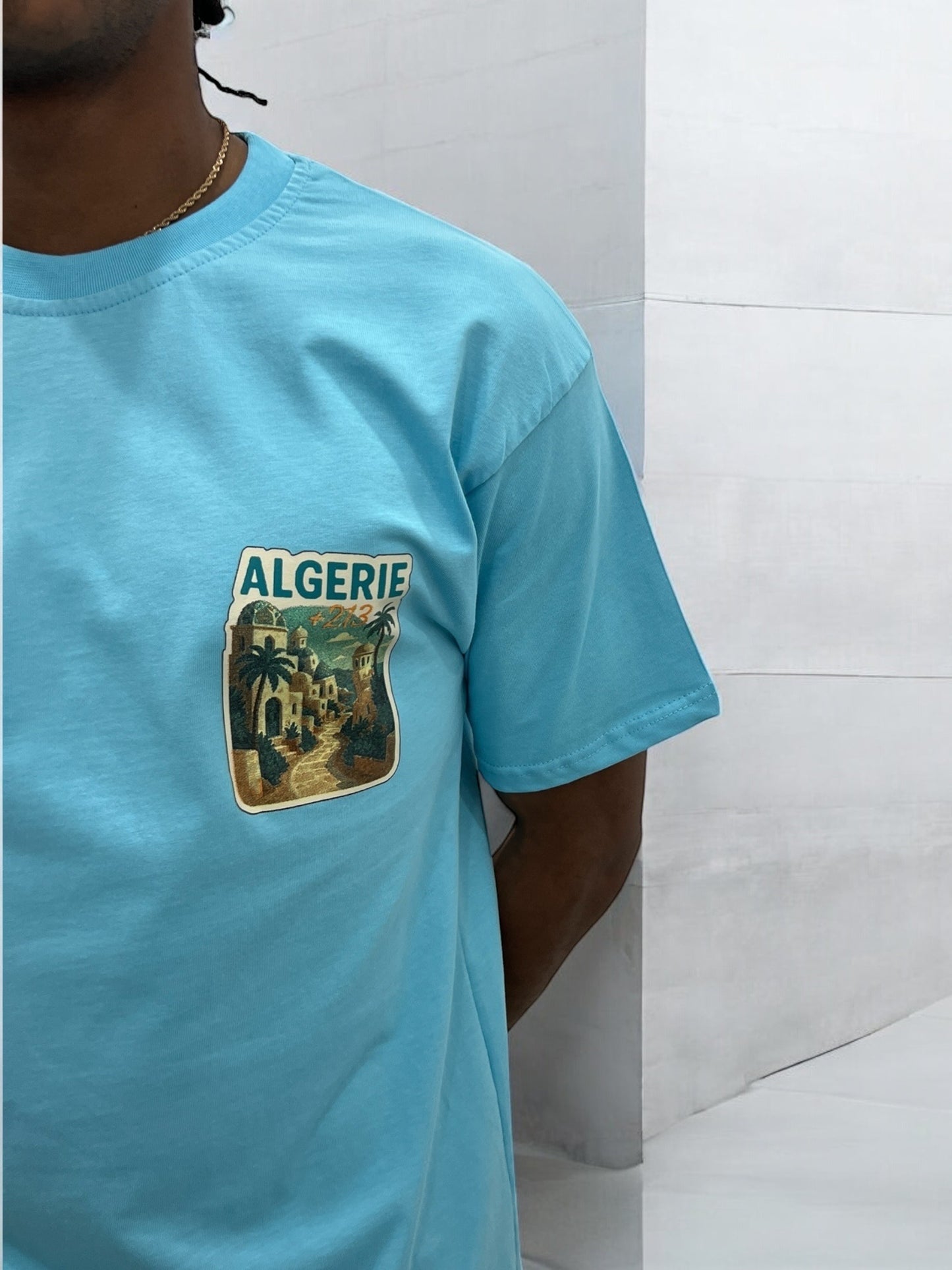 T-shirt “ALGERIE +213” – Visuel Vintage Palais & Palmiers (Bleu Ciel)