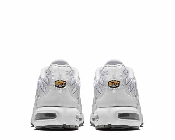 alt="Semelle extérieure de la Nike Air Max Plus Triple White, adhérence et stabilité maximales."
