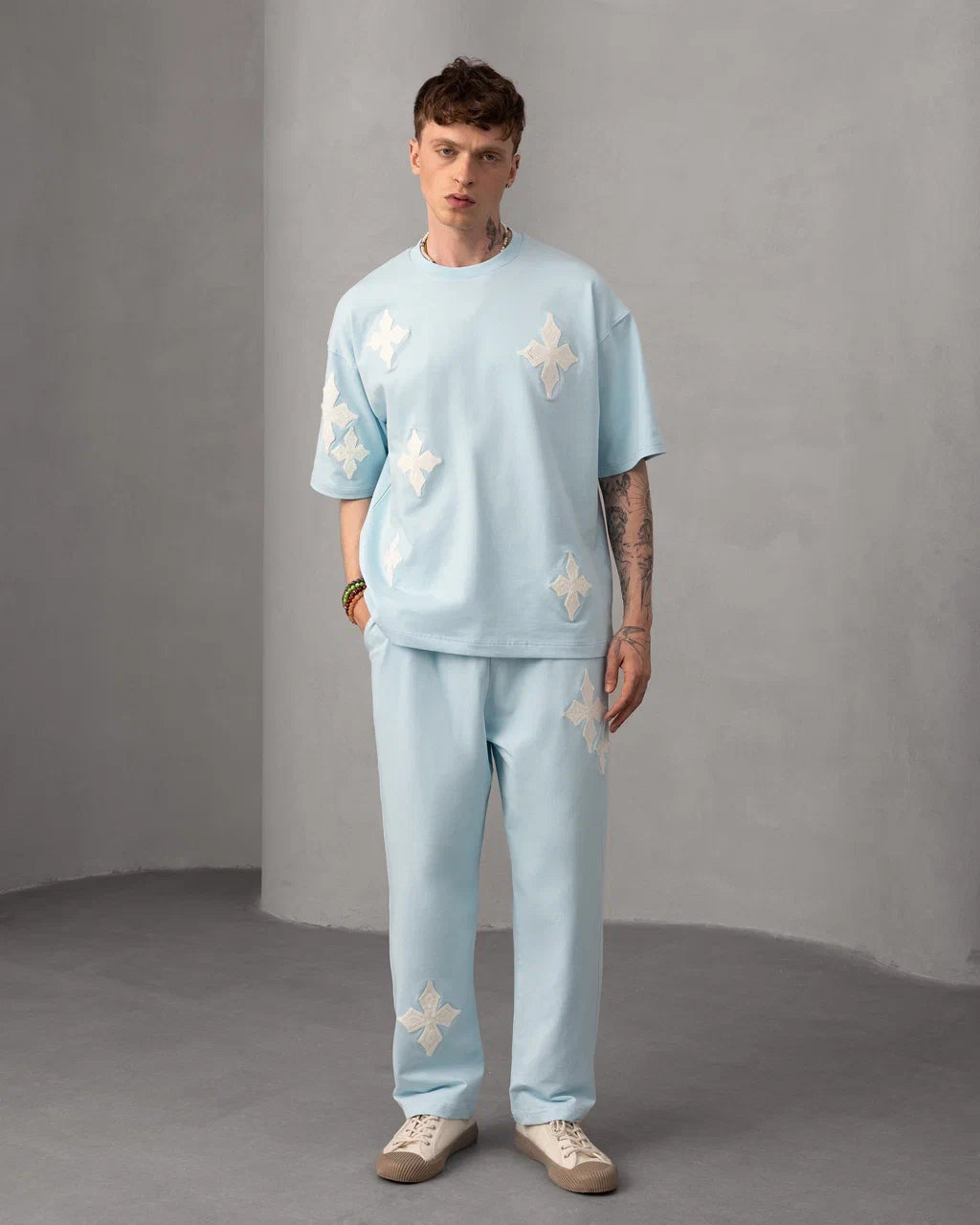 Ensemble Oversize Brodé – Patch Croix Blanches (Bleu Ciel)