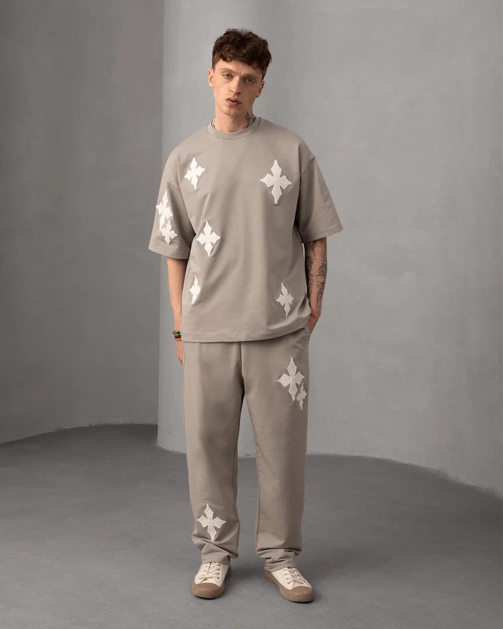 Ensemble Oversize Brodé – Patch Croix Blanches (Taupe)