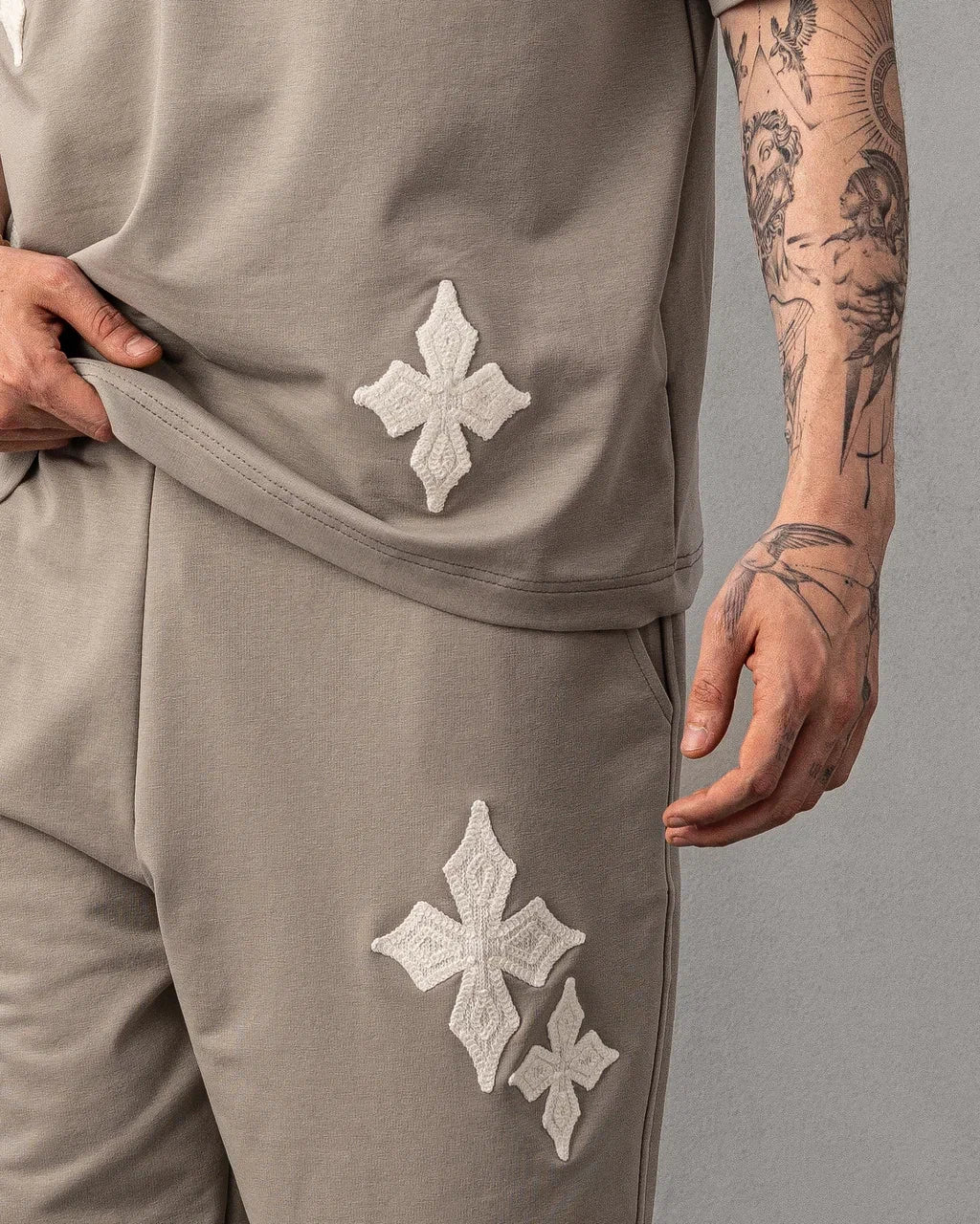 Ensemble Oversize Brodé – Patch Croix Blanches (Taupe)