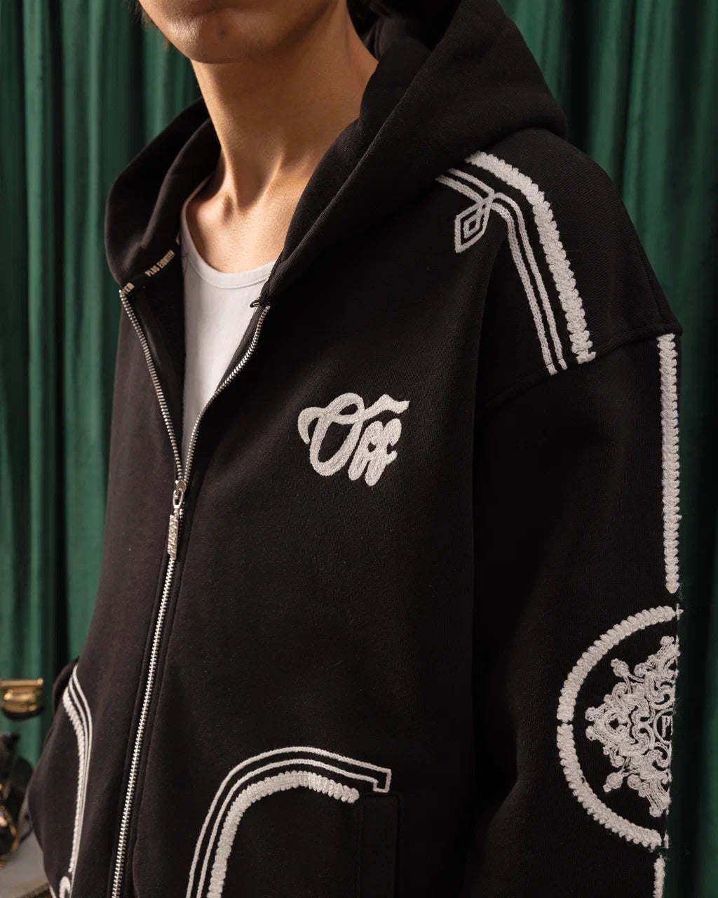 Hoodie Zippé Brodé “Royal Crest” — Oversize Noir