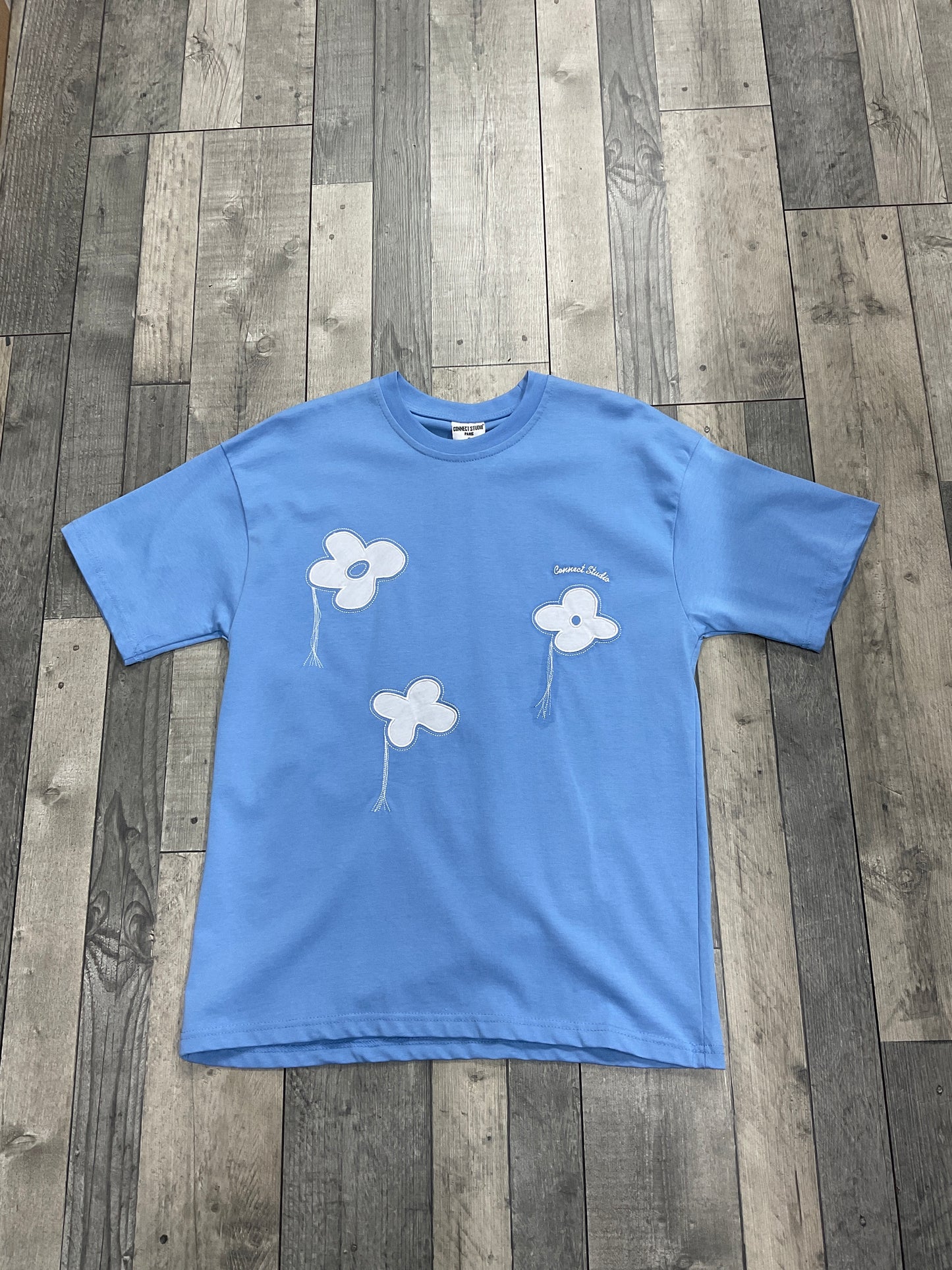 T-shirt bleu ciel à fleurs brodées – Connect Studios | Streetwear 2025