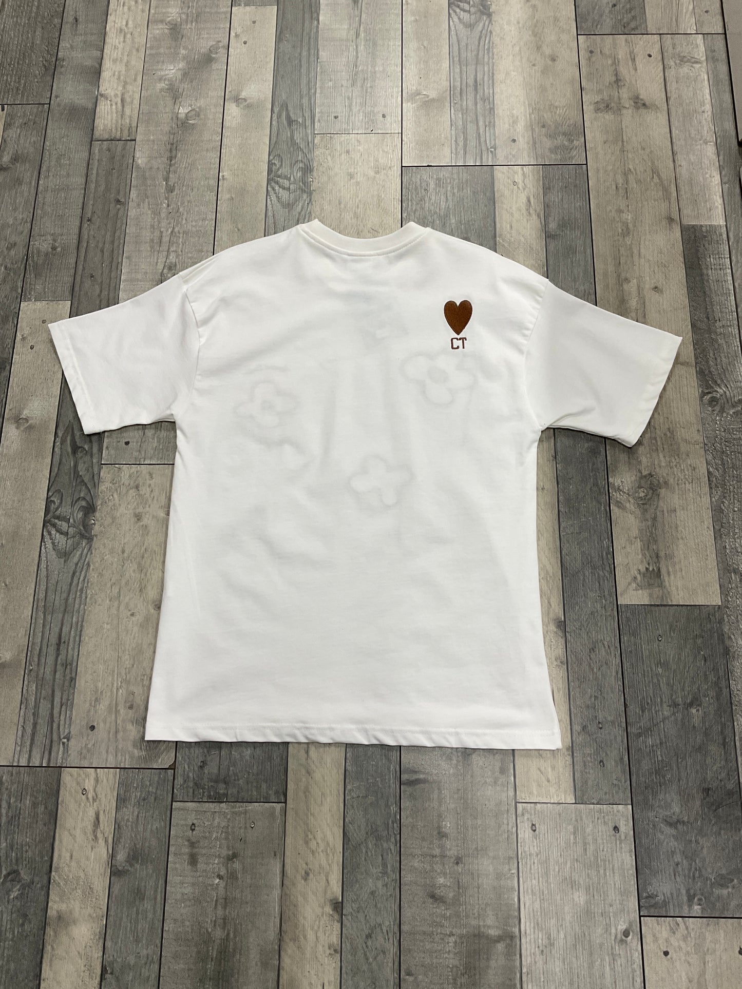 T-shirt blanc à fleurs brodées – Connect Studios | Streetwear 2025