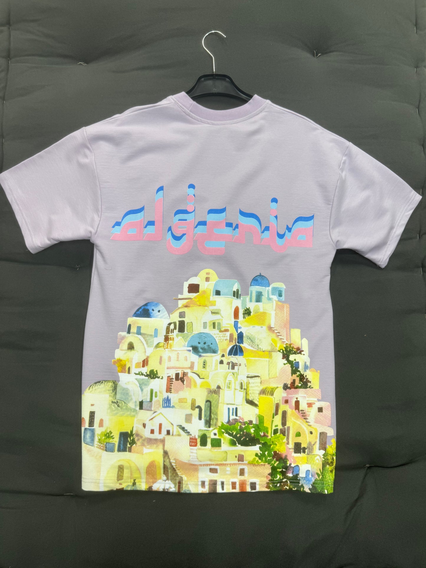 T-shirt “Algeria Skyline” – Illustration Ville Méditerranéenne & Logo Dégradé (Lavende)