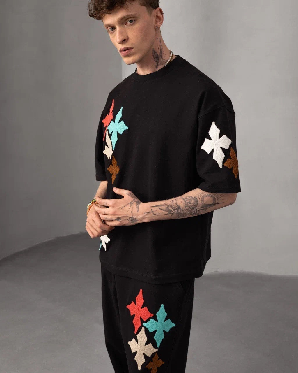 Ensemble Oversize Brodé – Patch Croix Multicolores (Noir)
