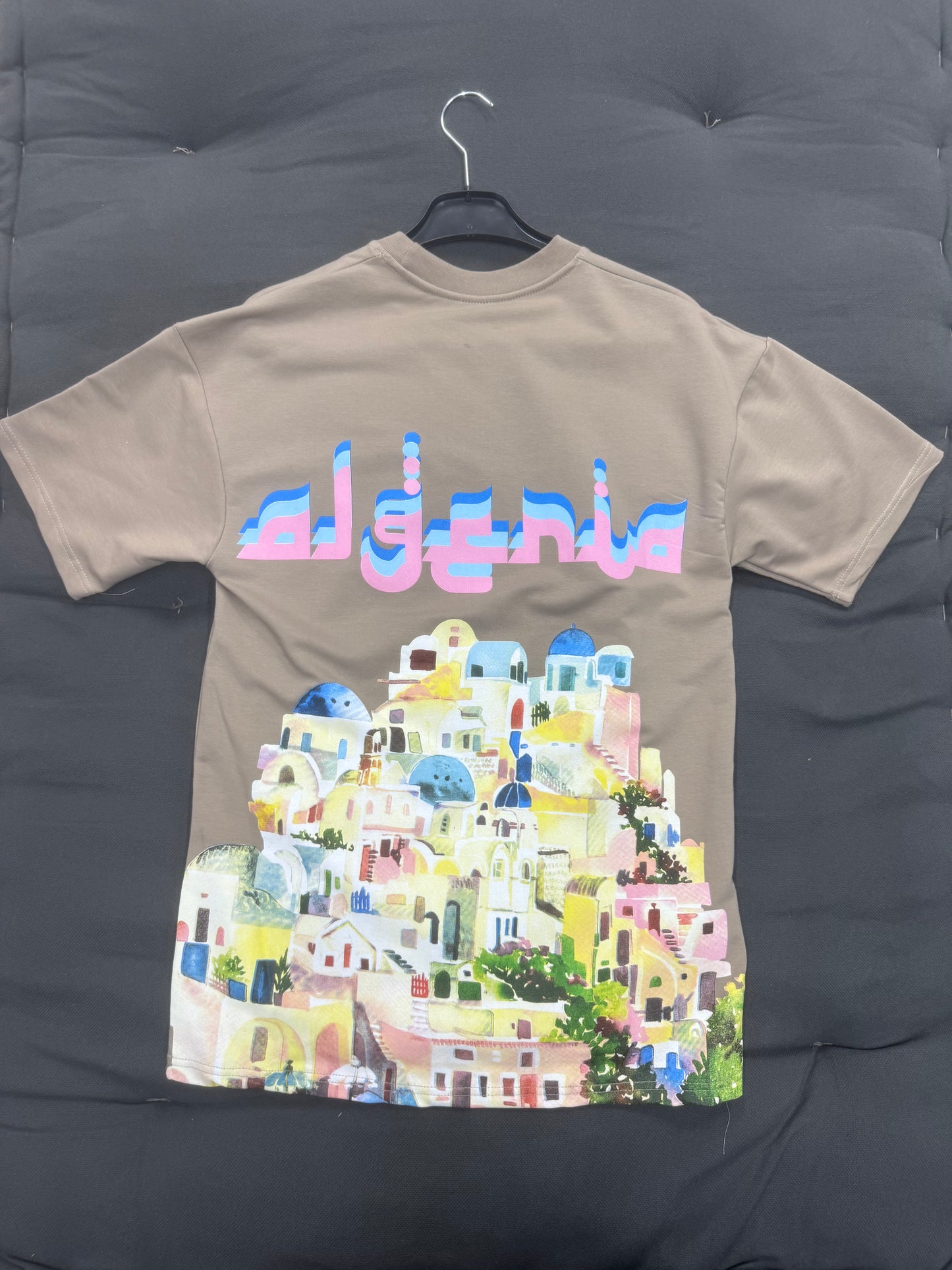 T-shirt “Algeria Skyline” – Illustration Ville Méditerranéenne & Logo Dégradé (Taupe)