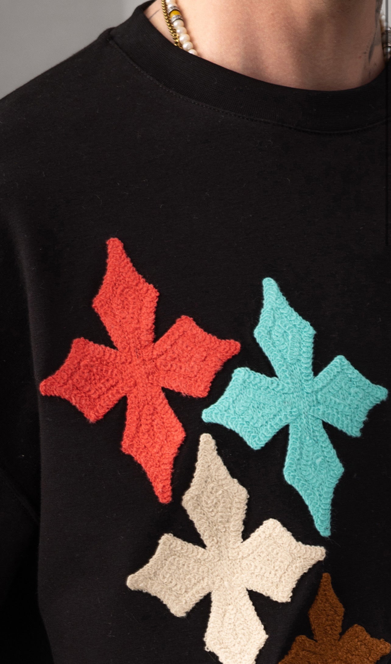 Ensemble Oversize Brodé – Patch Croix Multicolores (Noir)