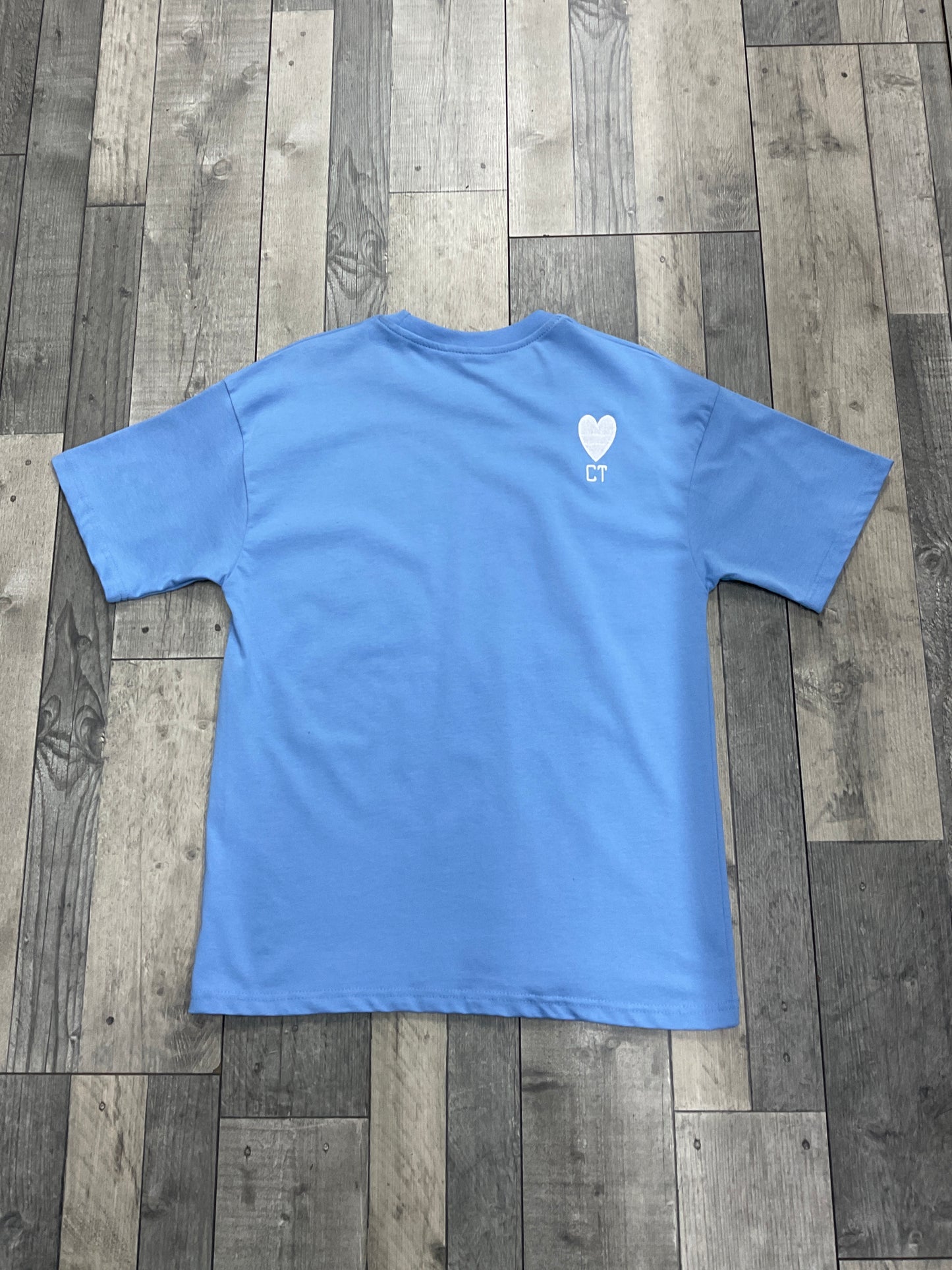 T-shirt bleu ciel à fleurs brodées – Connect Studios | Streetwear 2025