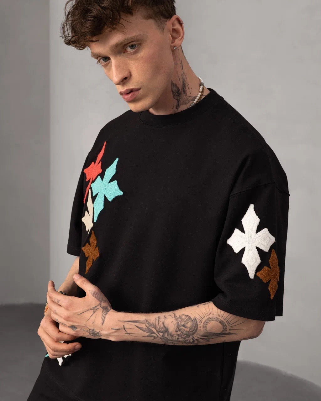 Ensemble Oversize Brodé – Patch Croix Multicolores (Noir)