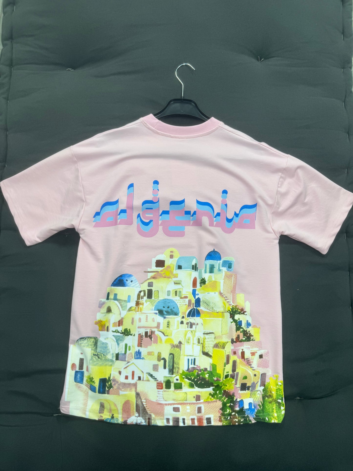 T-shirt “Algeria Skyline” – Illustration Ville Méditerranéenne & Logo Dégradé (Rose Claire)