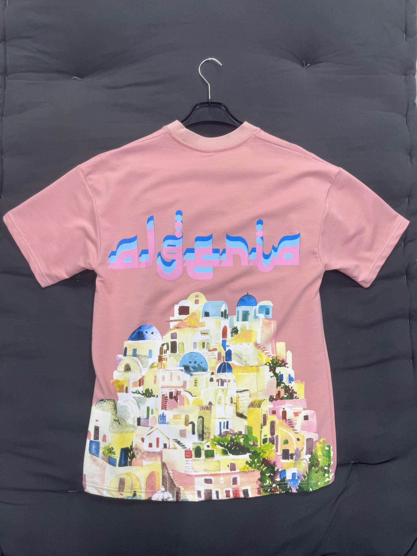T-shirt “Algeria Skyline” – Illustration Ville Méditerranéenne & Logo Dégradé (Rose Nude)