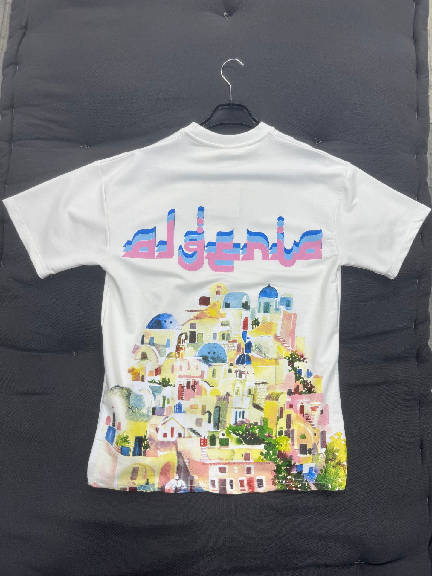 T-shirt “Algeria Skyline” – Illustration Ville Méditerranéenne & Logo Dégradé (Blanc)