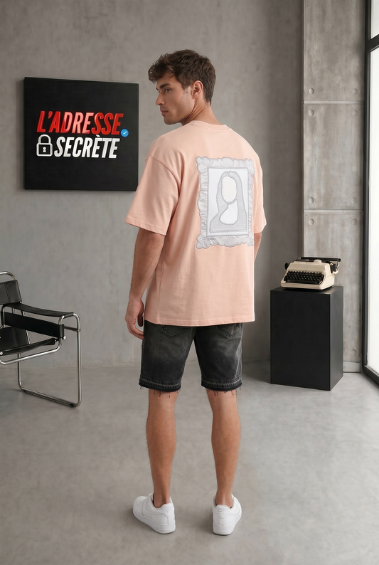 T-shirt ‘Louvre Edition’ – Mona Lisa rose nude / pêche clair pastel.