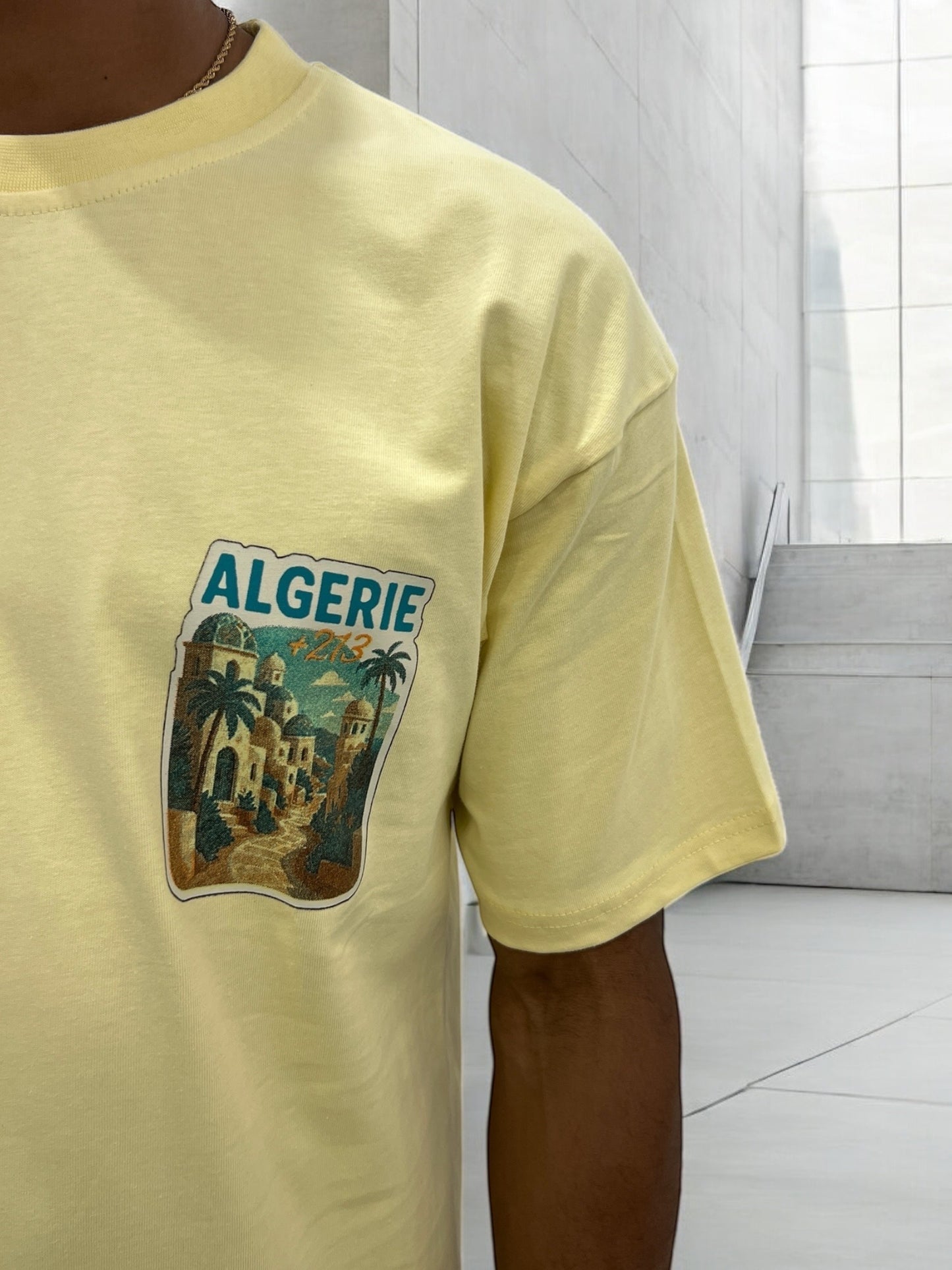 T-shirt “ALGERIE +213” – Visuel Vintage Palais & Palmiers (Jaune)