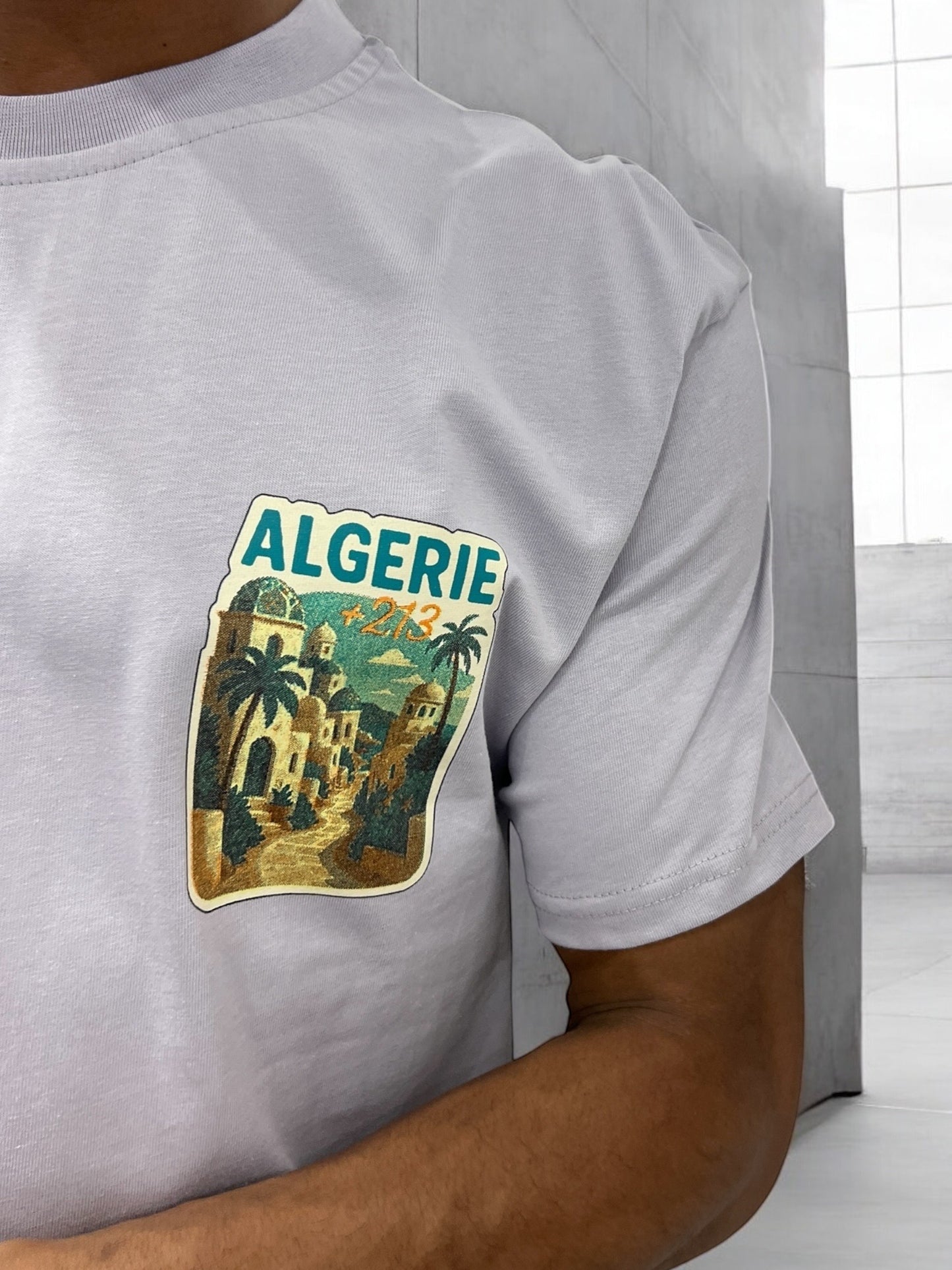 T-shirt “ALGERIE +213” – Visuel Vintage Palais & Palmiers (Gris Perle)