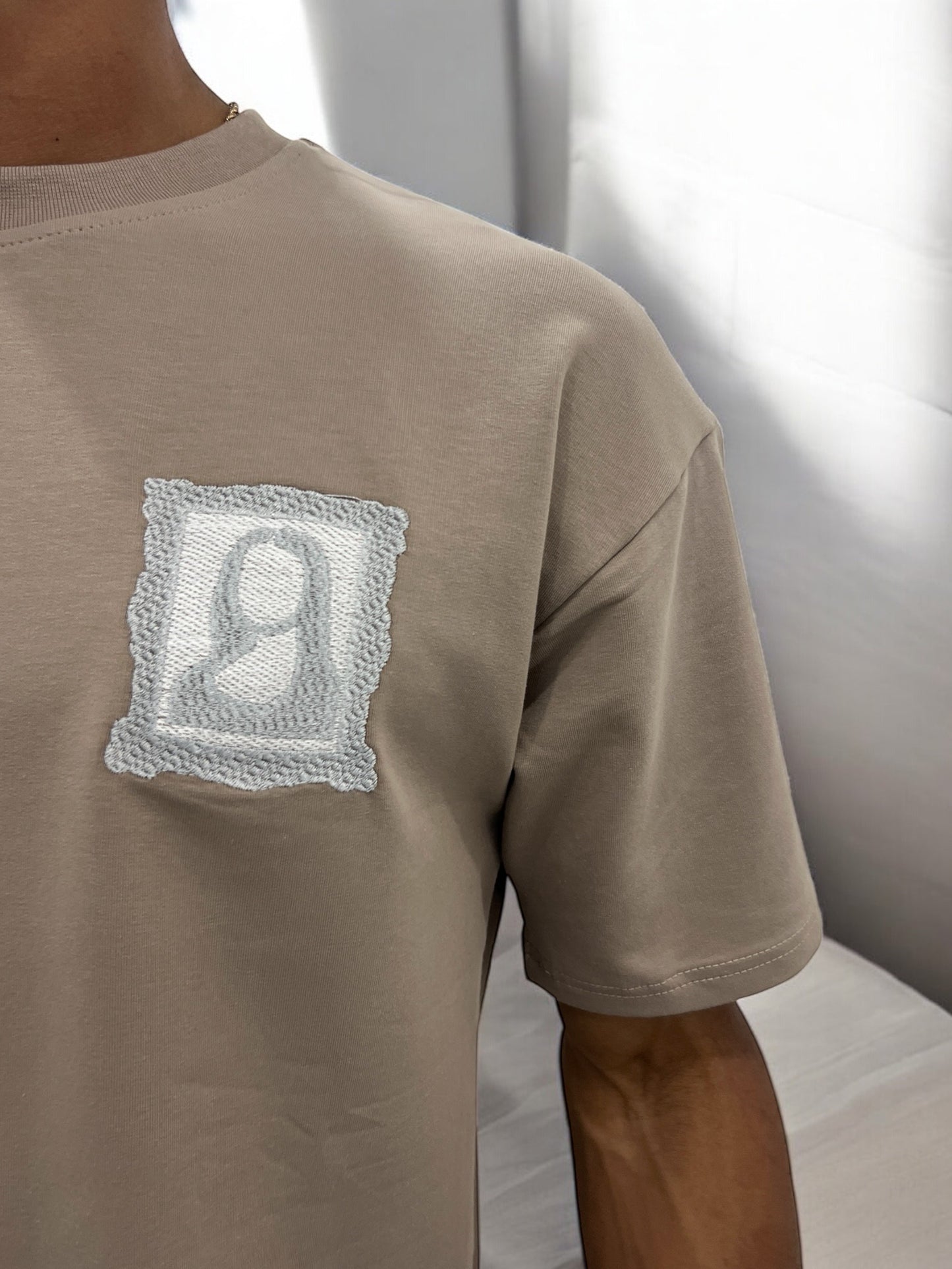T-shirt Art Class – Mona Stylisée (Taupe)