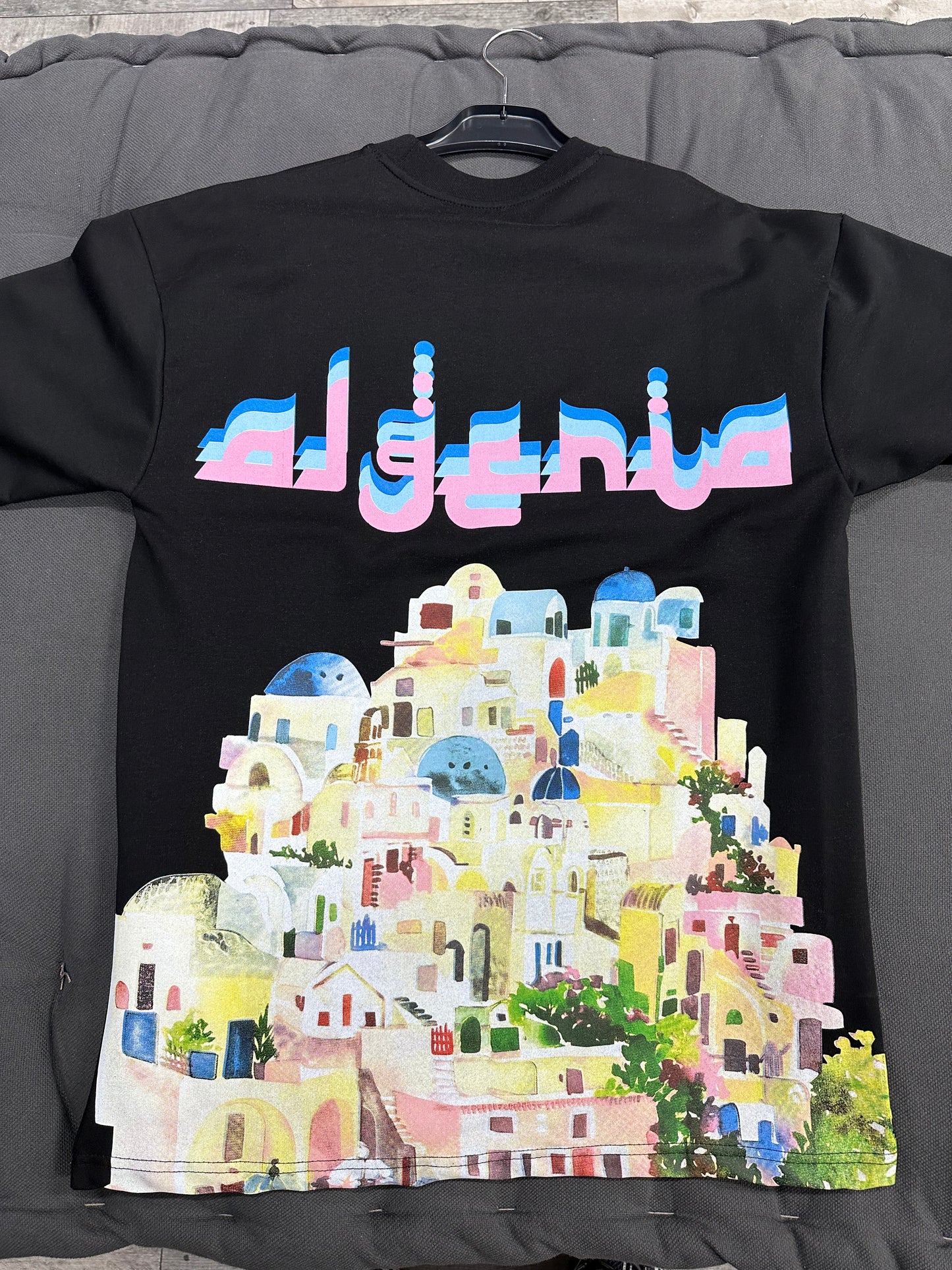 T-shirt “Algeria Skyline” – Illustration Ville Méditerranéenne & Logo Dégradé (Noir)