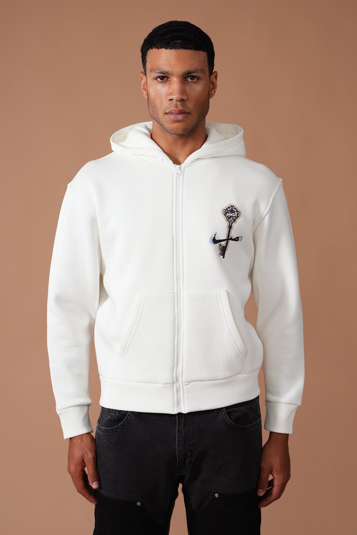 Hoodie Zippé “Key Calligraphie” — Unisexe (Noir / Écru)