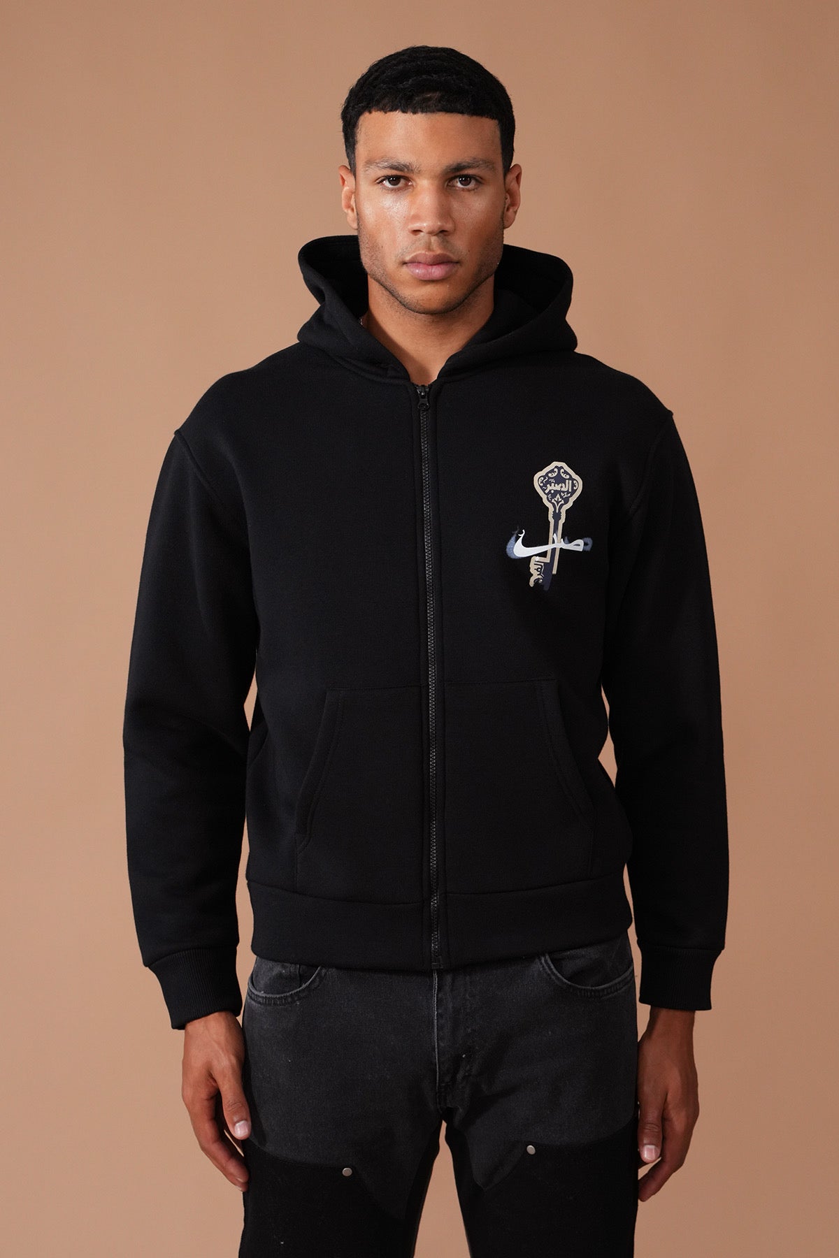 Hoodie Zippé “Key Calligraphie” — Unisexe (Noir / Écru)