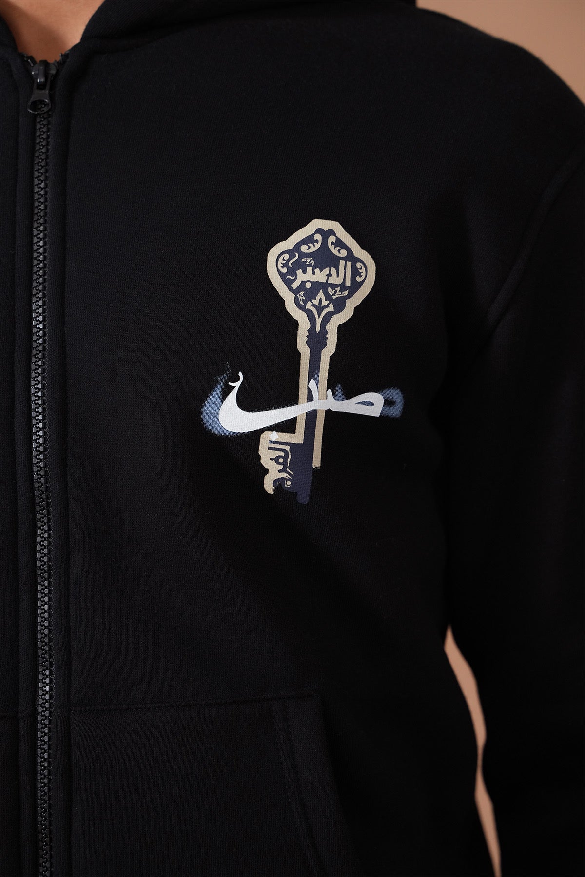 Hoodie Zippé “Key Calligraphie” — Unisexe (Noir / Écru)