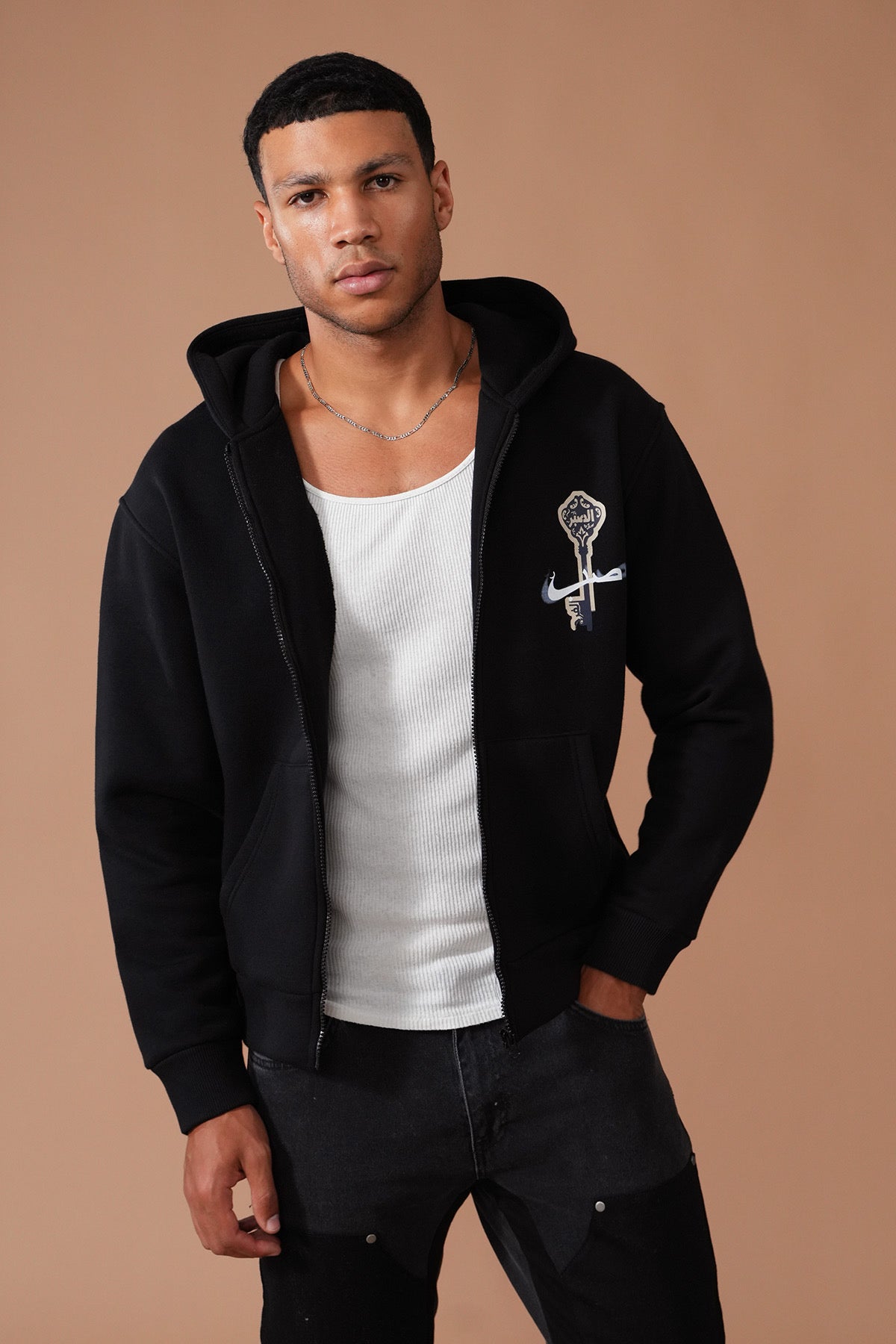 Hoodie Zippé “Key Calligraphie” — Unisexe (Noir / Écru)