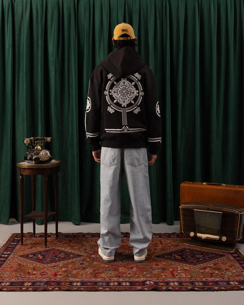 Hoodie Zippé Brodé “Royal Crest” — Oversize Noir