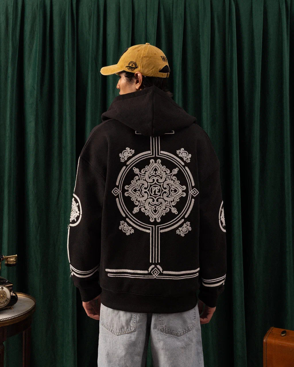Hoodie Zippé Brodé “Royal Crest” — Oversize Noir