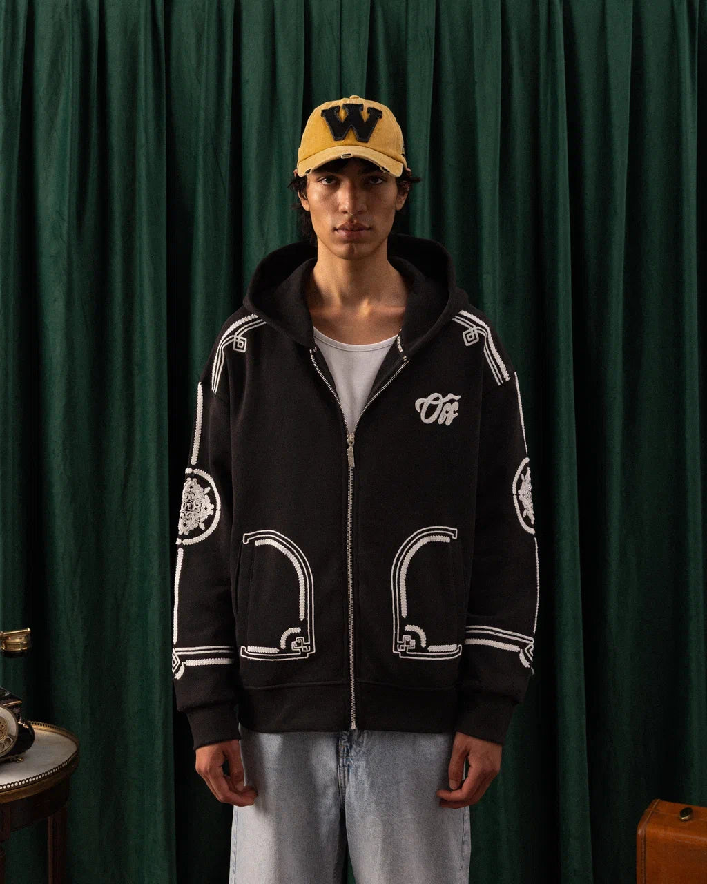 Hoodie Zippé Brodé “Royal Crest” — Oversize Noir