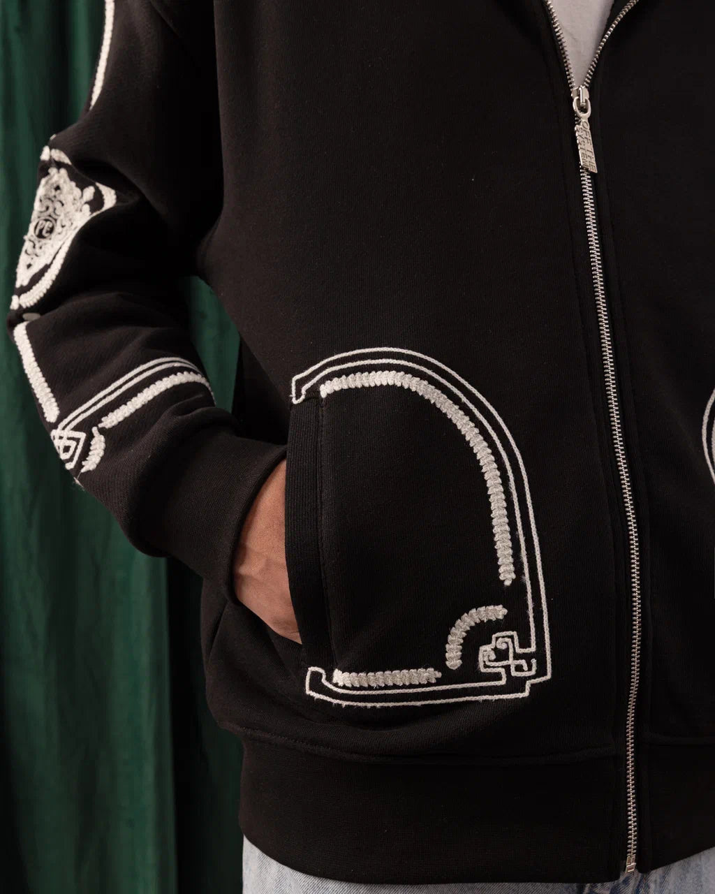 Hoodie Zippé Brodé “Royal Crest” — Oversize Noir